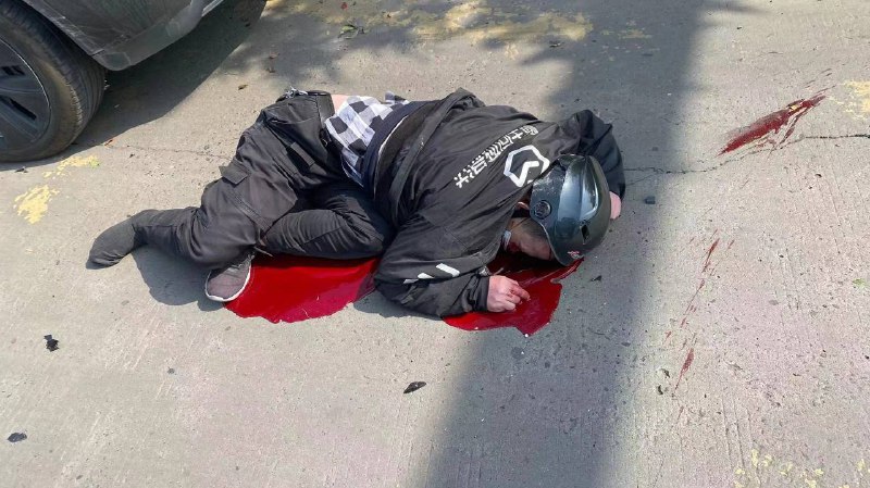 #南京 #特斯拉 #车祸 血洒现场 🩸2023年3.16下午13:40南京江北天灿国际公寓门口，一辆特斯拉与一辆摩托车相撞，骑士当场死亡，骑士摩托车及服装有顺丰同城字样……司机一脸茫然称当时正常行驶从浦珠北路往长江大桥方向，经过铁道口，摩托车突然对面掉头穿越铁道，发现已经避让不及撞上，自己车辆左侧撞上摩托车，骑手被撞飞落地……120、122迅速到场，事故责任目前警方正在调查处理中