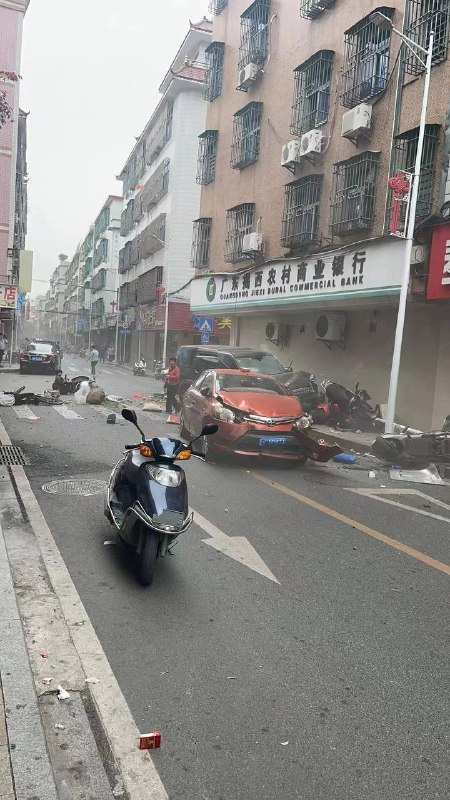 揭阳市揭西河婆吁酒后驾驶，路虎横冲直撞，现场一片狼藉，酒后驾驶猛于虎！by 匿名投稿揭阳市揭西河婆吁酒后驾驶，路虎横冲直撞，现场一片狼藉，酒后驾驶猛于虎！by 匿名投稿