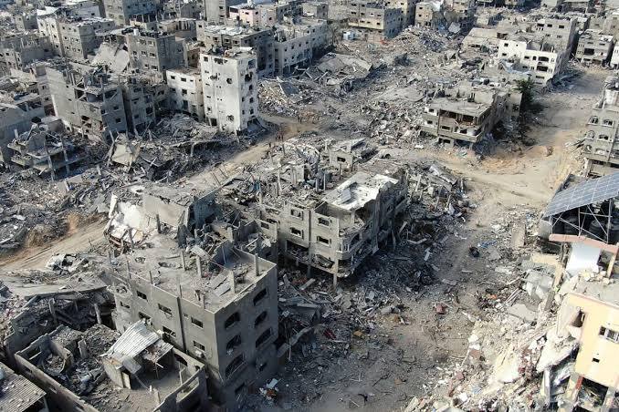 #加沙巴勒斯坦🇵🇸的人民开始吃草食物变得如此稀缺，以至于人们不得不吃草自从7.10.2023大屠杀 以色列🇮🇱已经把南北加沙轰炸成灰  加沙4个月之内回石头时代加沙🇵🇸每个人都现在都饿了，人们每天只有1.5到2升不安全水来满足他们的所有需求，”人们现在如此绝望，以至于他们吃草，最后一次试图避免饥饿