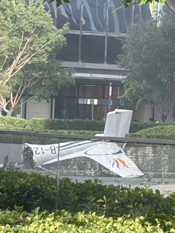 #北京飞机事故 #北京中国尊大厦 北京中国尊大厦被飞机撞了！北京小伙胆量大 飞进三环撞大厦！感谢家人们投稿！#北京飞机事故 #北京中国尊大厦 北京中国尊大厦被飞机撞了！北京小伙胆量大 飞进三环撞大厦！感谢家人们投稿！
