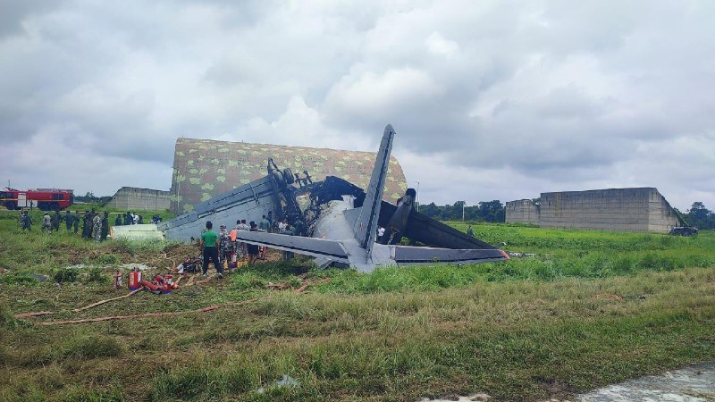 突发：印度一架空军运输机坠毁当地时间13日上午，印度空军一架 AN-32 运输机在阿萨姆邦乔尔哈特空军基地尝试降落时坠毁