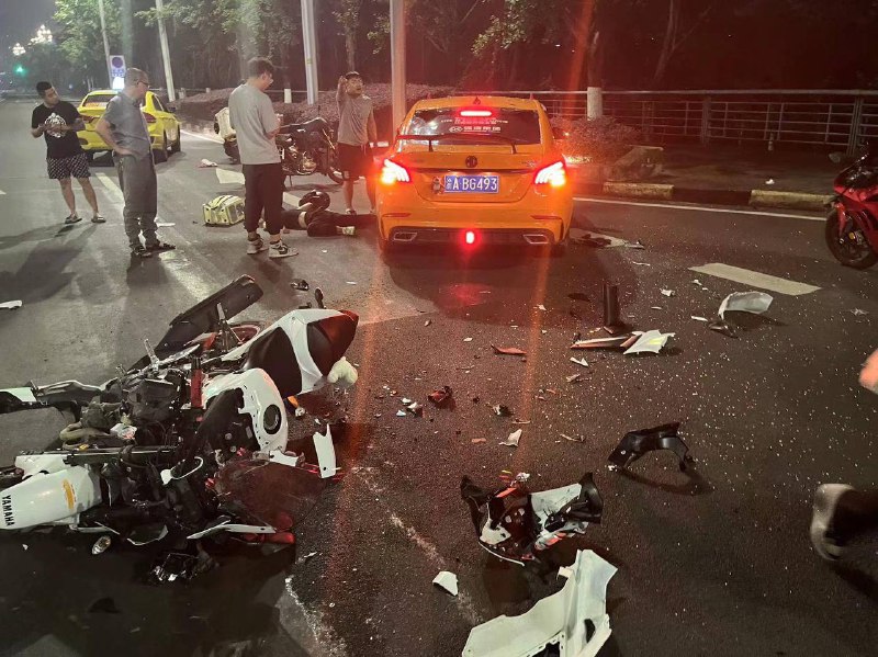 5月27日重庆，汽车闯红灯撞了女摩托车骑手，倒地不起受伤大叫，女骑手的车友找汽车车主理论 #摩托车 🏍️#女骑士 #车祸5月27日重庆，汽车闯红灯撞了女摩托车骑手，倒地不起受伤大叫，女骑手的车友找汽车车主理论 #摩托车 🏍️#女骑士 #车祸