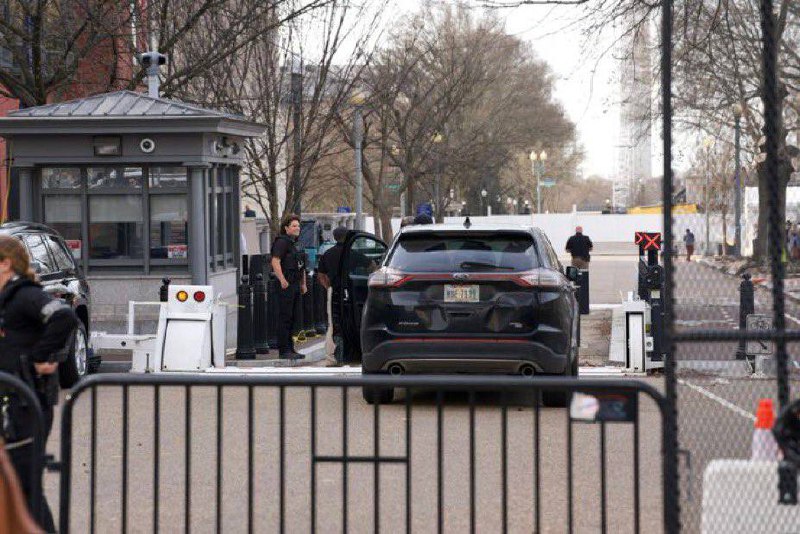 突发： 当前时间3月11日上午，白宫附近发生车辆冲撞事件