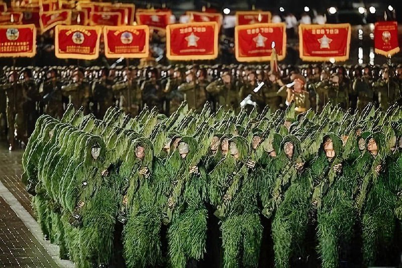 #朝鲜 可以打到 美国 本土 的洲际导弹在 #阅兵 式上曝光朝鲜10月10日晚，在平壤金日成广场举行的劳动党成立80周年阅兵式上，展示了大量新型洲际弹道导弹（ICBM）和高超音速导弹，展示了其导弹能力和防御技术