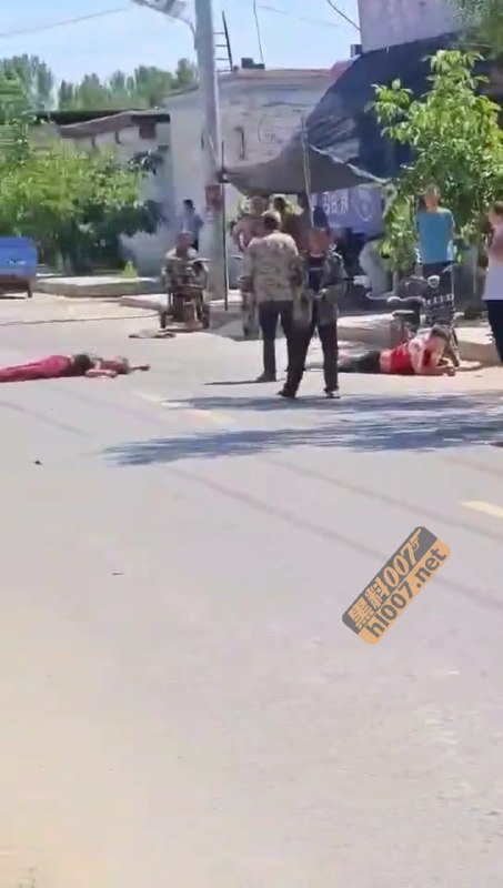 【河北保定市曲阳县街头打架斗殴事件 老毕登用镰刀砍死3人！现场多人围观！】5月31日下午，河北保定市曲阳县一地发生打架斗殴事件，一老毕登手持镰刀当街砍死3人，周边多名百姓围观，最后镰刀直接插人脖子上了！目前犯罪嫌疑人已被警方抓获#曲阳县杀人 #当街杀人 #镰刀砍人【河北保定市曲阳县街头打架斗殴事件 老毕登用镰刀砍死3人！现场多人围观！】5月31日下午，河北保定市曲阳县一地发生打架斗殴事件，一老毕登手持镰刀当街砍死3人，周边多名百姓围观，最后镰刀直接插人脖子上了！目前犯罪嫌疑人已被警方抓获#曲阳县杀人 #当街杀人 #镰刀砍人