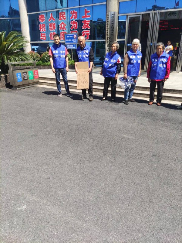 5月10日江西南昌新建区人民医院，小孩在出生时，助产钳夹反了右手肩膀神经，导致小孩残疾，小孩家人连续3天来医院维权，今天被警察抓上警车带走 #医疗事故 #维权5月10日江西南昌新建区人民医院，小孩在出生时，助产钳夹反了右手肩膀神经，导致小孩残疾，小孩家人连续3天来医院维权，今天被警察抓上警车带走 #医疗事故 #维权