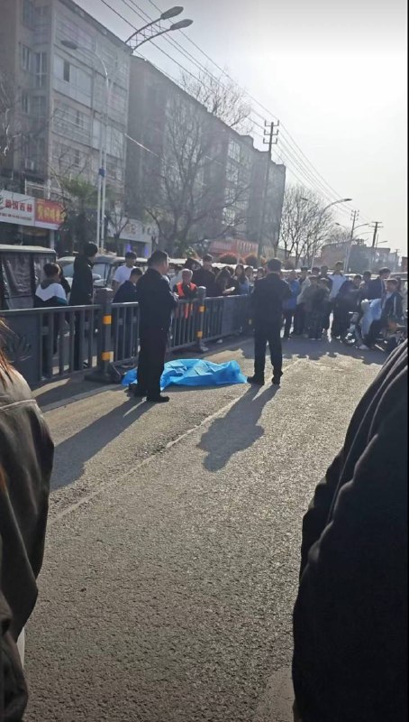 3月28日下午，河南项城人民公园附近，14岁未成年男孩持刀杀人 #项城 #刀仔感谢 Group  投稿！3月28日下午，河南项城人民公园附近，14岁未成年男孩持刀杀人 #项城 #刀仔感谢 Group  投稿！