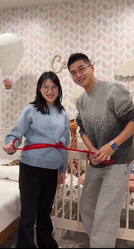 #保罗在美国 妻子大出血被怼脸拍 ，拿老婆博流量 #网红翻车保罗在美国：把妻子当素材，底线在哪妻子产后大出血，接近全身血换一遍，人都在抢救室生死边缘，他第一反应不是守着、不是心疼，而是怼脸拍视频、插广告、赚流量