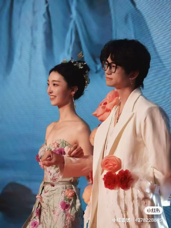 武汉大学又上分了！一女生被爆出来是学术妲己，四篇A都是男朋友帮她做的，然后被男朋友发现出轨了一个北理的小奶狗（据说是女和闺蜜吐槽男友，闺蜜看不下去才告诉她男朋友的），本来他们毕业男方出1000w在北京都买婚房了，然后平时的工作也是男方帮她做，出轨被发现后两人分手，然后男方还举报到了中国科学院要求撤销这个女生的学位