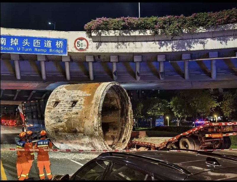深圳107国道 累死不拉卷 吓人 #车祸货车夜间第一视角广深公路107国道大件车不办证不护送超高撞上桥梁并砸坏一台大货车据@深圳交警8月8日0时09分消息宝安107国道黄田调头位段北行方向发生一辆货柜车刮碰事故，导致该路段多车缓行 交警在现场处置、分流疏导感谢家人们投稿！深圳107国道 累死不拉卷 吓人 #车祸货车夜间第一视角广深公路107国道大件车不办证不护送超高撞上桥梁并砸坏一台大货车据@深圳交警8月8日0时09分消息宝安107国道黄田调头位段北行方向发生一辆货柜车刮碰事故，导致该路段多车缓行 交警在现场处置、分流疏导感谢家人们投稿！