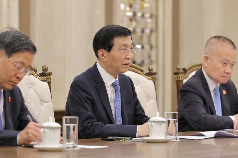金正恩 在 16 号会见王沪宁率领的中华人民共和国党政代表团，代表团参谒锦绣山太阳宫、参观朝鲜劳动党中央干部学校，并在羊角岛国际饭店参加《朝中友好合作互助条约》签订 65 周年纪念招待会 #金正恩感谢家人们投稿！金正恩 在 16 号会见王沪宁率领的中华人民共和国党政代表团，代表团参谒锦绣山太阳宫、参观朝鲜劳动党中央干部学校，并在羊角岛国际饭店参加《朝中友好合作互助条约》签订 65 周年纪念招待会 #金正恩感谢家人们投稿！
