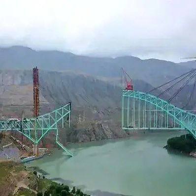 2025年 #中国 已经垮塌了3座特大桥，6月24日，贵州三都县方面 #猴子河特大桥 发生垮塌事故；8月22日，即将合龙通车的青海尖扎县 #黄河特大桥 发生垮塌事故，造成12人遇难，4人下落不明；11月11日，四川阿坝州马尔康市 #红旗特大桥 发生垮塌