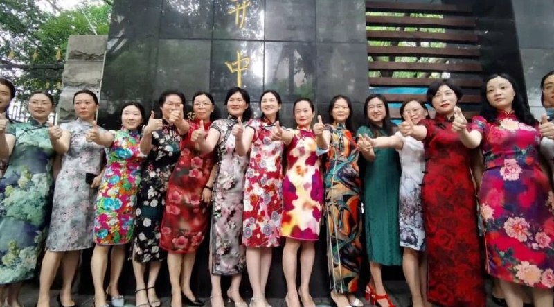 每年高考后旗袍都会迎来“退货潮”，退货率高达95%，因为高考季妈妈们会穿着旗袍踩着高跟鞋，旗袍意味着“旗开得胜”、红的叫