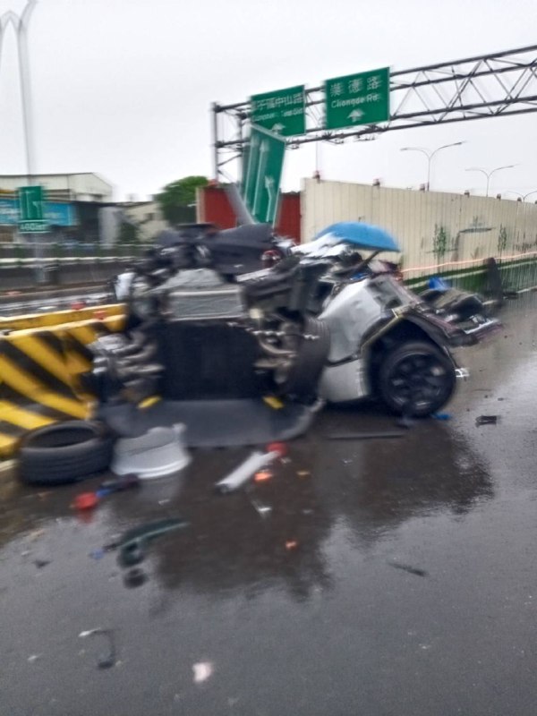 #酒駕 #車禍 發生在台灣台中，車上2人當場死亡，特斯拉車子斷成2截#酒駕 #車禍 發生在台灣台中，車上2人當場死亡，特斯拉車子斷成2截