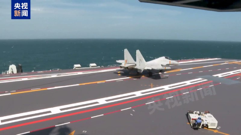 海军 福建舰 055延安舰、054A通辽舰等多艘舰艇组成的 #航母 编队在完成海上训练任务后返回三亚某军港，这是 福建舰 入列后首次海上实兵训练任务任务中，歼-35、歼-15T、歼-15DT、空警-600等多型舰载机完成了多架次弹射起飞和着舰训练，有效检验了福建舰电磁弹射、回收和甲板作业能力，舰机适配性得到进一步验证