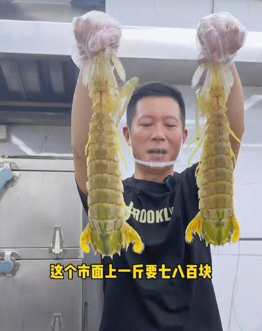 “4只皮皮虾买单时收费1035元”的这家三亚店主在事发后的次日竟然离奇病逝，年仅43岁！其家人称其有基础病，事发前已脑出血，事发后店铺收到多起威胁电话，因此就不打算继续开业了