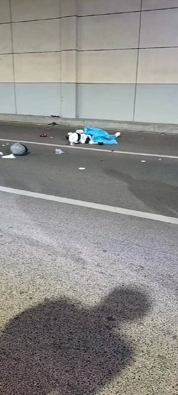 #女骑士 又多了2位睡美人 #车祸四川南充清泉坝CoCo香江下穿隧道内发生一起车祸！       4月12日晚11点左右，顺庆区清泉坝CoCo香江下穿隧道内发生一起车祸！    一辆摩托车撞在隧道内墙上，骑车人及乘客受伤倒地，路过的车辆及时拨打120急救