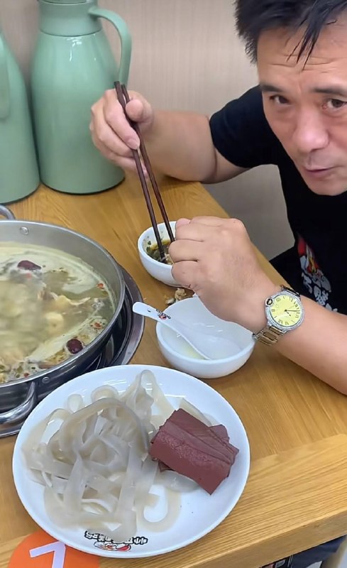饭店老板因提醒客人不要抽烟被殴打致死江苏南通，网红店帅氏药膳鸡老板帅云峰（退伍军人）于6月9日去世，年仅55岁