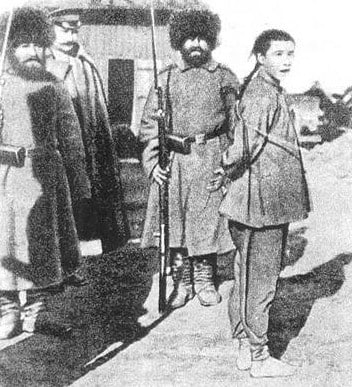 1900年，海兰泡惨案中，俄军绑缚中国人准备屠杀