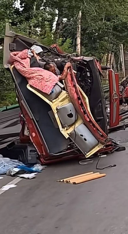 6月13，山东聊城-聊夏路安全事故警示， 禁止疲劳驾驶，祈求他们平安感谢家人们投稿！6月13，山东聊城-聊夏路安全事故警示， 禁止疲劳驾驶，祈求他们平安感谢家人们投稿！