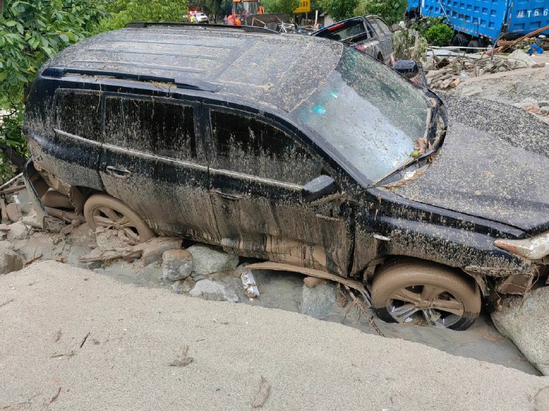 8月3日凌晨，康定市姑咱镇日地村发生山洪泥石流灾害