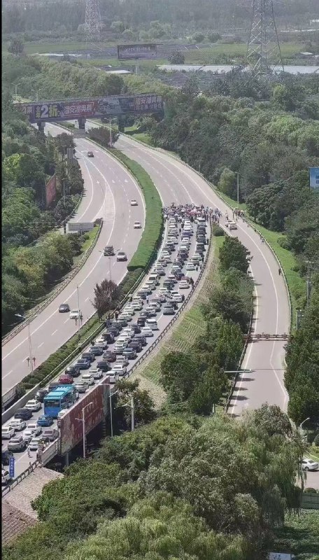 8.11徐州，中昂博观小区业主维权，为了得到更多关注，用人墙堵了主干道 #烂尾楼by 匿名投稿8.11徐州，中昂博观小区业主维权，为了得到更多关注，用人墙堵了主干道 #烂尾楼by 匿名投稿