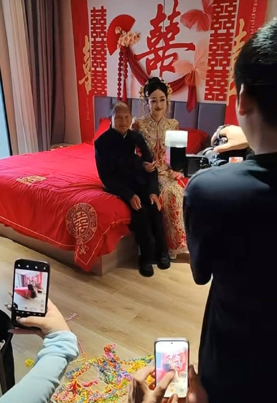 河南，72岁的男生找个27岁的媳妇，一朵鲜花插在牛粪： #恋老 #结婚感谢家人们投稿！河南，72岁的男生找个27岁的媳妇，一朵鲜花插在牛粪： #恋老 #结婚感谢家人们投稿！