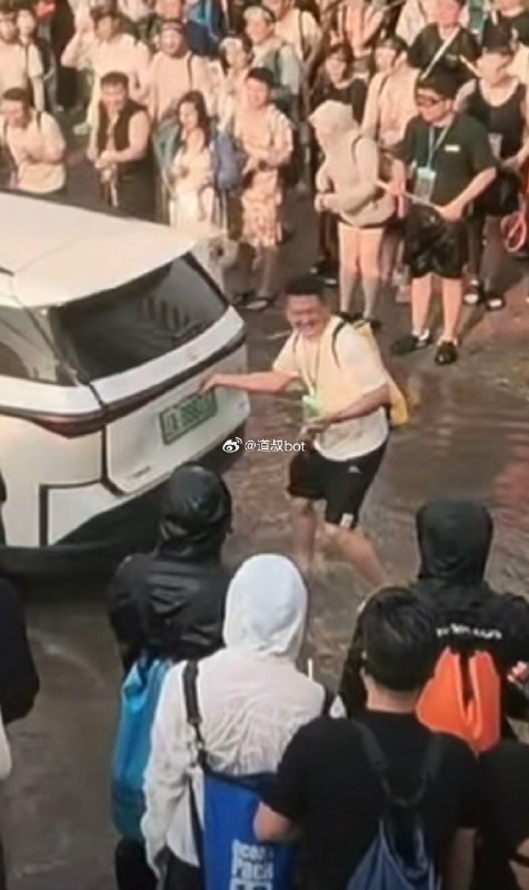 4月14日，云南西双版纳景洪市泼水节现场，一汽车车门及后备箱被人拉开，多人向内喷水！女子表示，多人向内喷水时自己父母坐在车内，全身被淋湿