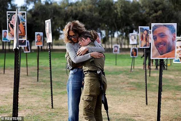#哈马斯在10月7日的屠杀中除了强奸女性 还强奸男人调查人员透露，随着以色列启动“有史以来最大的刑事调查”，性侵犯受害者是如何被捆绑、剥离和肢解的调查10月7日残酷袭击后果的埃利调查人员发现，有证据表明，男性和女性在哈马斯和伊斯兰圣战袭击者手中遭受性暴力和强奸以色列南部的这些社区发生了性暴力和强奸......我们有几个男女的活着的幸存者——不是很多
