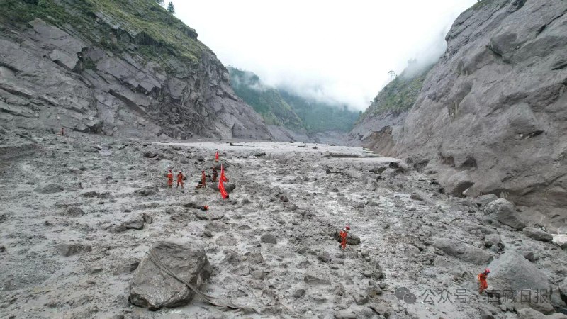西藏吉隆口岸大楼只剩钢筋骨架8月29日清晨，应急管理部、国家消防救援局调派的中国救援队四川省消防救援总队成都陆地搜救重型队，持续在吉隆口岸泥石流灾害现场开展废墟搜寻