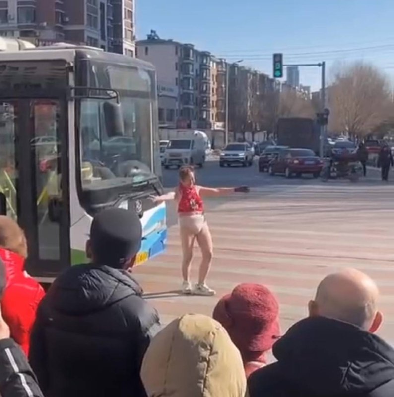 河北 衡水 #老人 拦车 不知是受了什么刺激河北 衡水 #老人 拦车 不知是受了什么刺激