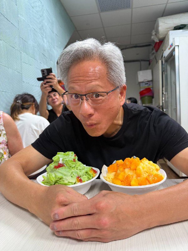 黄仁勋在台湾看起来开心多了，至少不会被中国人骗喝豆汁😂感谢家人们投稿！黄仁勋在台湾看起来开心多了，至少不会被中国人骗喝豆汁😂感谢家人们投稿！