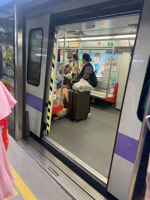 广州 #地铁 二号线 #裸男 🤣广州 #地铁 二号线 #裸男 🤣