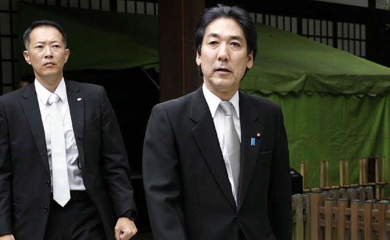 日本国防部长小泉到靖国神社参拜日本防卫相小泉进次郎在“终战日”15日参拜了位于东京九段北的靖国神社