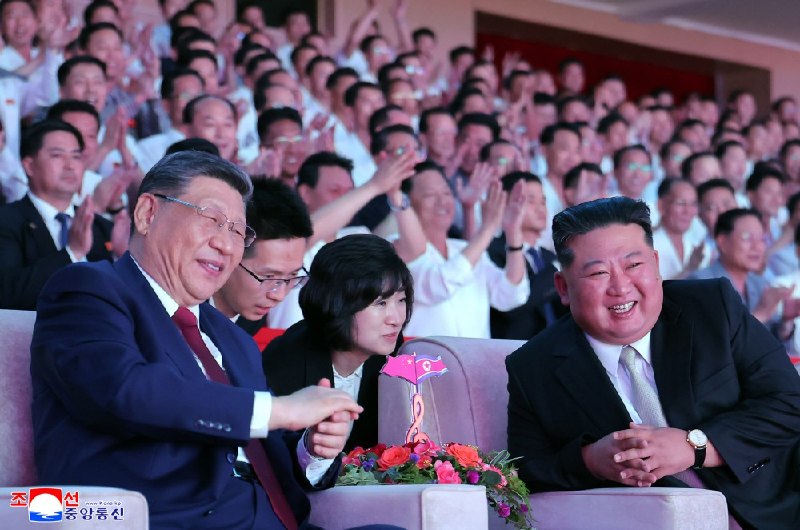 朝中社平壤 6 月 9 日电　专场文艺演出 6 月 8 日晚在平壤体育馆隆重举行，欢迎中国共产党中央委员会总书记、中华人民共和国主席习近平同志对我国进行国事访问，在新时代朝中友谊征程上开辟美好前景