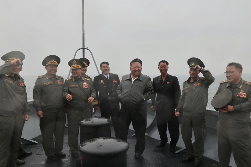 5 月 7 日，金正恩携女儿访问“崔贤”号驱逐舰
