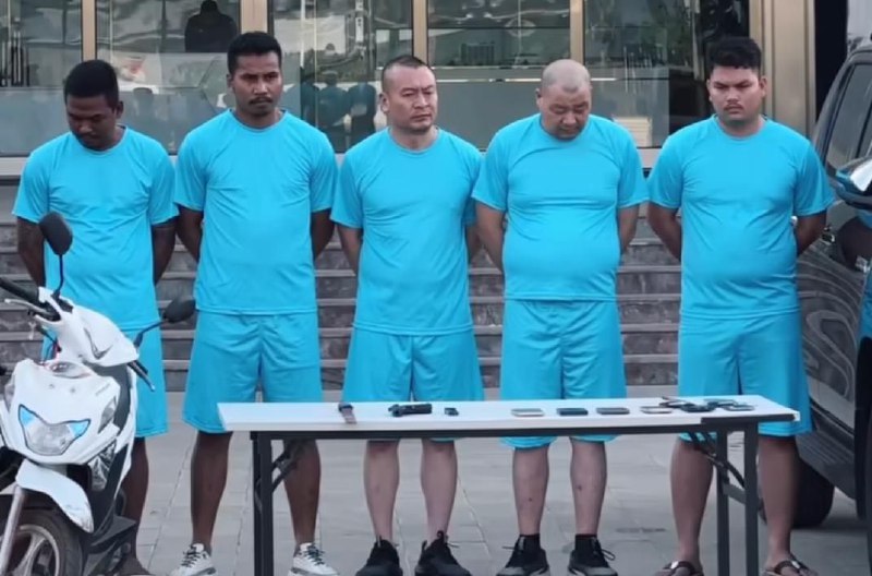 中柬五人团伙绑架同胞勒索10万美元：金边法院下令羁押金边市法院于2月16日决定，对涉嫌绑架一名中国商人的2名中国籍男子及3名柬籍男子实施预审羁押