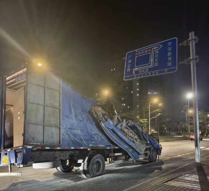 深圳107国道 累死不拉卷 吓人 #车祸货车夜间第一视角广深公路107国道大件车不办证不护送超高撞上桥梁并砸坏一台大货车据@深圳交警8月8日0时09分消息宝安107国道黄田调头位段北行方向发生一辆货柜车刮碰事故，导致该路段多车缓行 交警在现场处置、分流疏导感谢家人们投稿！深圳107国道 累死不拉卷 吓人 #车祸货车夜间第一视角广深公路107国道大件车不办证不护送超高撞上桥梁并砸坏一台大货车据@深圳交警8月8日0时09分消息宝安107国道黄田调头位段北行方向发生一辆货柜车刮碰事故，导致该路段多车缓行 交警在现场处置、分流疏导感谢家人们投稿！
