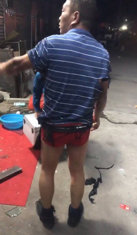 12月8日 山东 #聊城 一家饭馆发生 煤气 #爆炸 老板被炸的只剩个红裤衩子