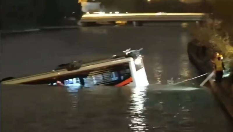 上海 警方通报 #公交车 坠河2023年3月26日18时55分，闵行公安分局接110报警，一辆公交车滑入高虹路近七莘路河道内