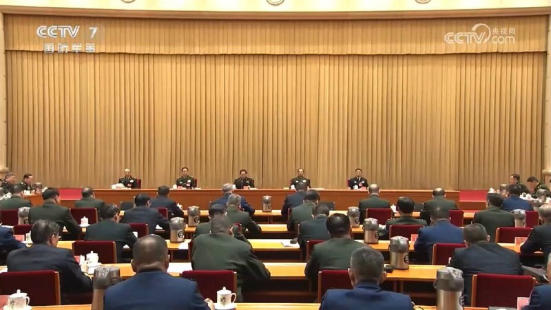 主席台上人越来越少