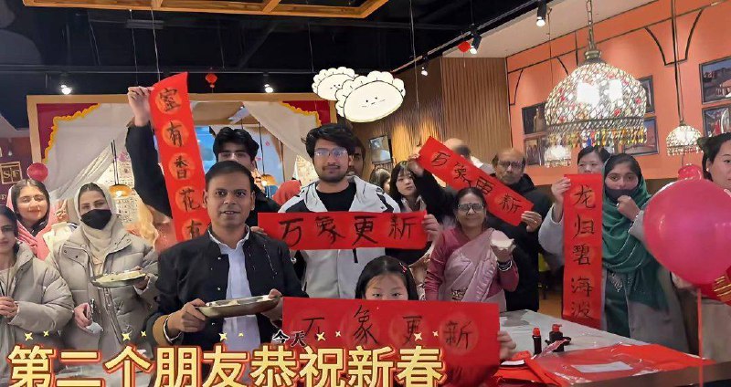 东北 女子 太开心了，嫁给一个 印度人 带回一家 印度 人一个东北女人，嫁给印度人，然后印度公婆签证直接办好，一家人齐齐整整来中国团聚之后又和印度老公在 中国 开了两家印度餐厅，接着弄了30多个印度人进来打工