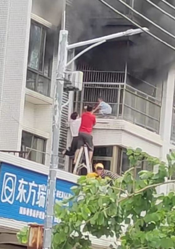 7月19日下午2点左右，广东 #湛江，赤坎新春路，吉祥花样三楼，火灾中被困男童，众人齐心勇救，不幸中的万幸，终于脱险……正能量7月19日下午2点左右，广东 #湛江，赤坎新春路，吉祥花样三楼，火灾中被困男童，众人齐心勇救，不幸中的万幸，终于脱险……正能量