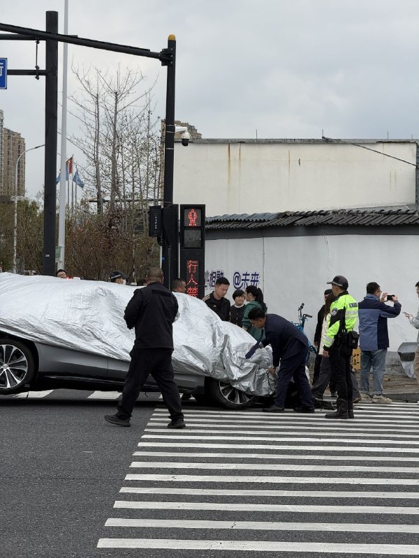 穿墙高手 又挡住了 😅 #车祸 #穿墙感谢家人们投稿！穿墙高手 又挡住了 😅 #车祸 #穿墙感谢家人们投稿！
