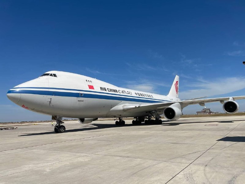 中国 紧急 援助 柬埔寨 物资 又到了今天（2025 年 12 月 28 日）上午 11 点，中国国际航空的波音 747-4FTF（400F）货机 CAO10903 （注册号 B-2475） 降落在甘达尔省德乔国际机场