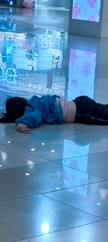 #跳楼 广东，商场有人跳楼！感谢家人们投稿！#跳楼 广东，商场有人跳楼！感谢家人们投稿！