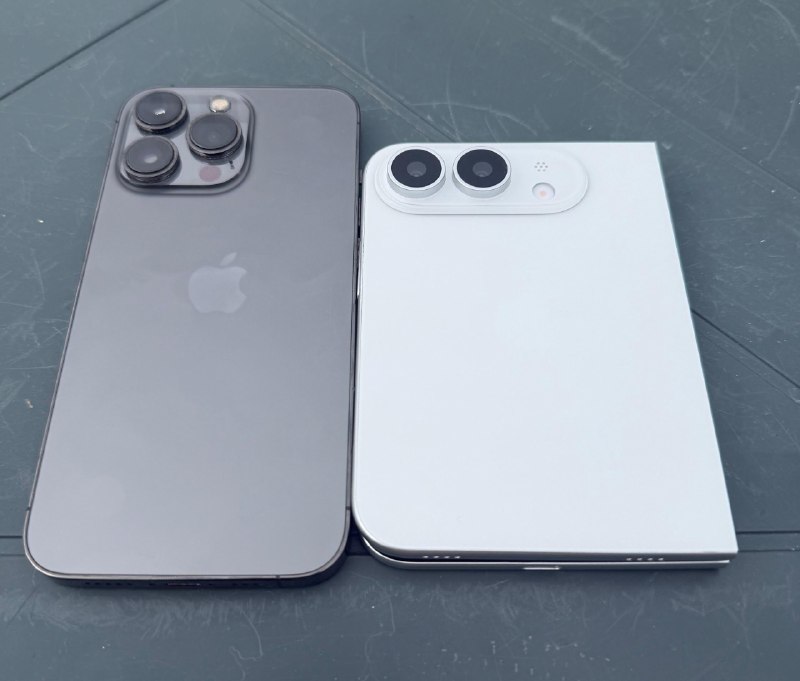 白色版 iPhone Ultra 机模曝光感谢家人们投稿！白色版 iPhone Ultra 机模曝光感谢家人们投稿！