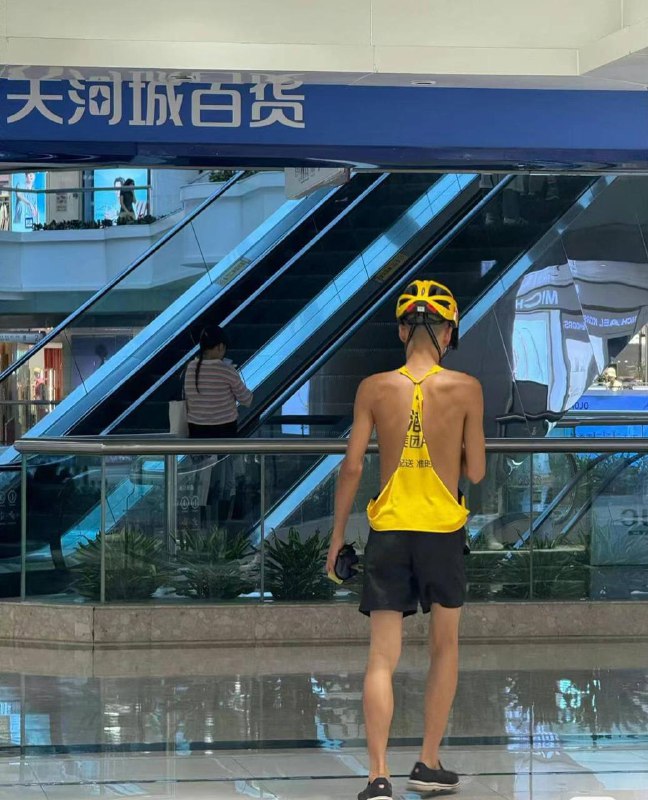 看背影，外卖小哥，强的可怕！外卖超时，不可能的#外卖小哥 #从外卖员开始崛起by 匿名投稿看背影，外卖小哥，强的可怕！外卖超时，不可能的#外卖小哥 #从外卖员开始崛起by 匿名投稿