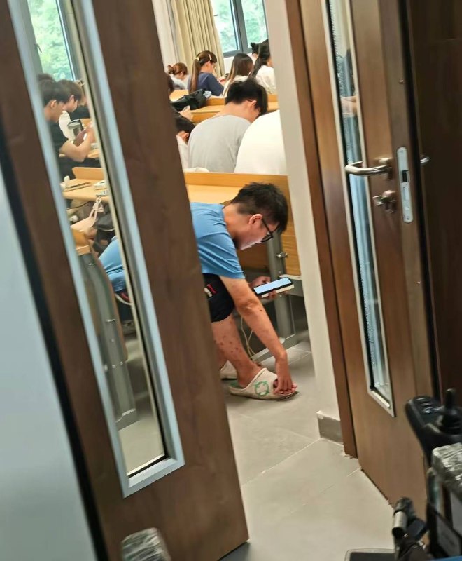 代课哥 #补充 后续 顶撞 老师大学生帮他人代课被抓，怒怼老师是破服务员