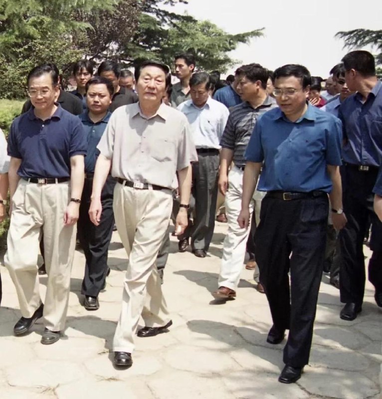三位总理同框2002年黄河花园口，一张照片同时出现朱镕基、温家宝和时任河南省长李克强，三个人后来先后担任中国总理